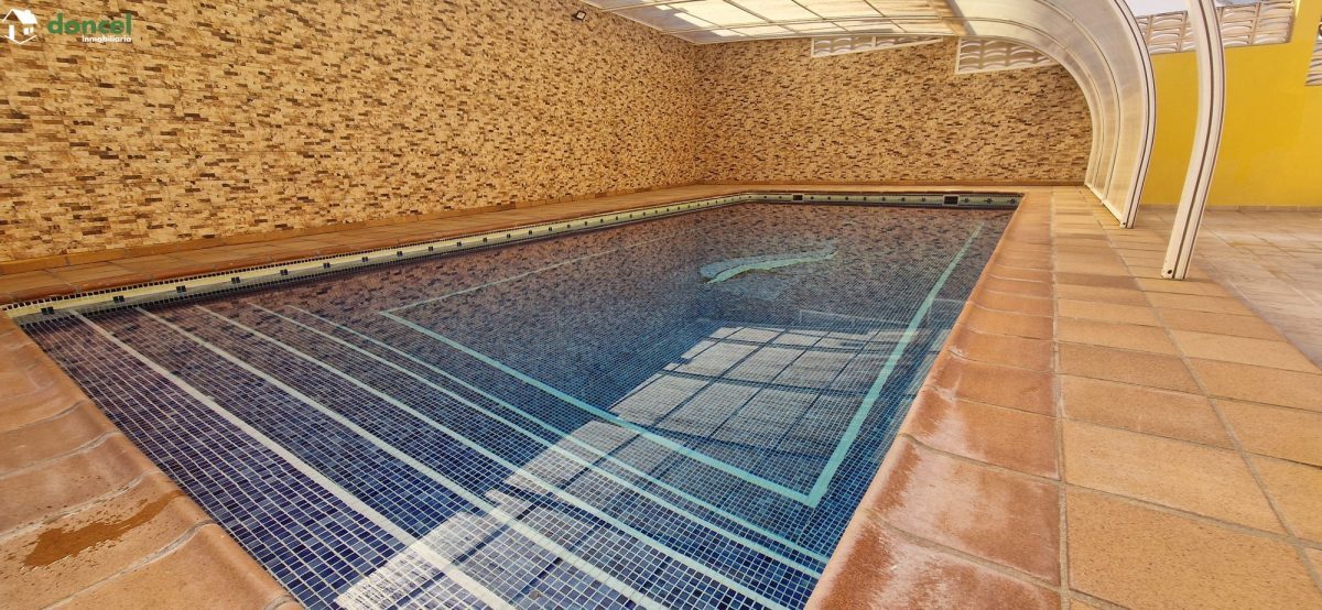 Inmobiliaria Doncel, vende, CASA EN RUIDERA (Ciudad Real) distribuida en cinco dormitorios con cuatro baños, un salón y una cocina en cada planta, ubicada a escasos minutos del Paraje Natural de las L — Foto 3