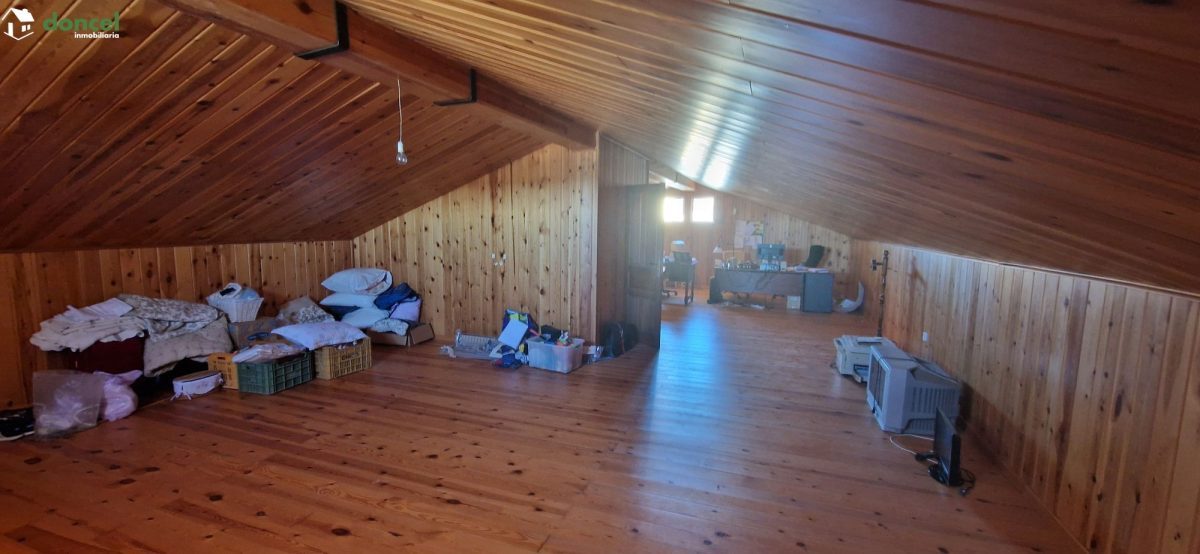 Inmobiliaria Doncel, vende, CASA EN RUIDERA (Ciudad Real) distribuida en cinco dormitorios con cuatro baños, un salón y una cocina en cada planta, ubicada a escasos minutos del Paraje Natural de las L — Foto 36