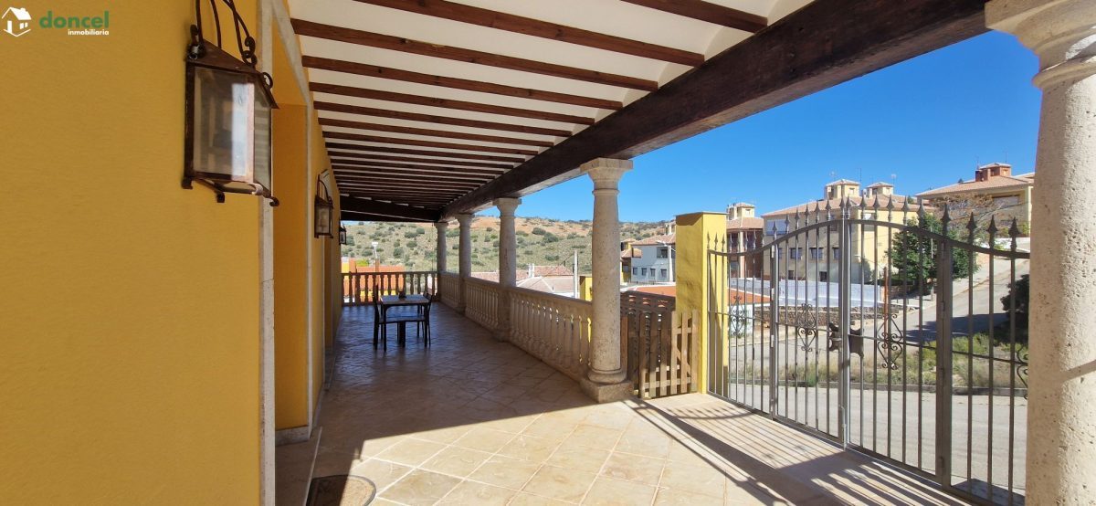 Inmobiliaria Doncel, vende, CASA EN RUIDERA (Ciudad Real) distribuida en cinco dormitorios con cuatro baños, un salón y una cocina en cada planta, ubicada a escasos minutos del Paraje Natural de las L — Foto 39