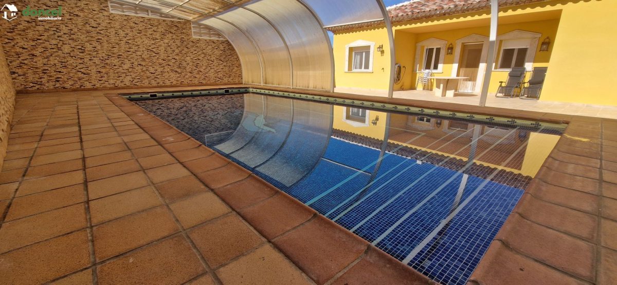 Inmobiliaria Doncel, vende, CASA EN RUIDERA (Ciudad Real) distribuida en cinco dormitorios con cuatro baños, un salón y una cocina en cada planta, ubicada a escasos minutos del Paraje Natural de las L — Foto 2