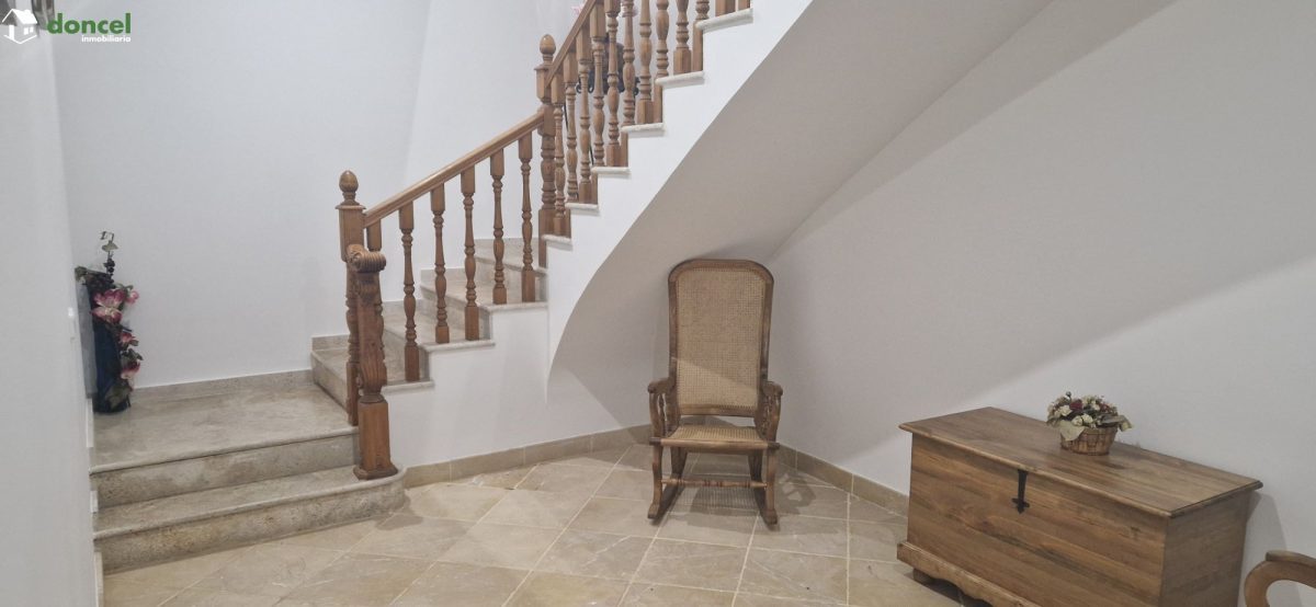Inmobiliaria Doncel, vende, CASA EN RUIDERA (Ciudad Real) distribuida en cinco dormitorios con cuatro baños, un salón y una cocina en cada planta, ubicada a escasos minutos del Paraje Natural de las L — Foto 4