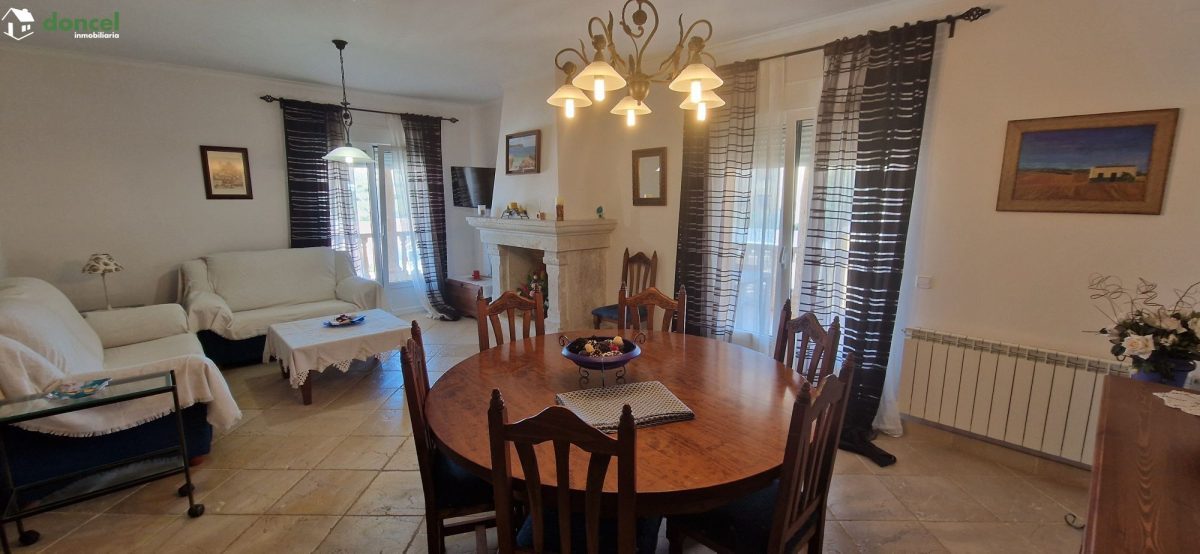 Inmobiliaria Doncel, vende, CASA EN RUIDERA (Ciudad Real) distribuida en cinco dormitorios con cuatro baños, un salón y una cocina en cada planta, ubicada a escasos minutos del Paraje Natural de las L — Foto 7
