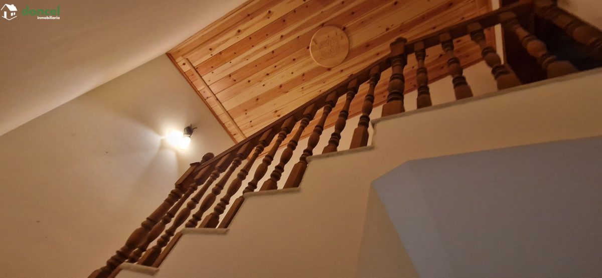 Inmobiliaria Doncel, vende, CASA EN RUIDERA (Ciudad Real) distribuida en cinco dormitorios con cuatro baños, un salón y una cocina en cada planta, ubicada a escasos minutos del Paraje Natural de las L — Foto 33