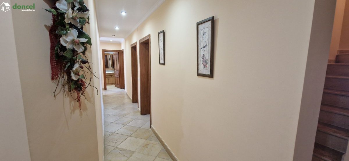 Inmobiliaria Doncel, vende, CASA EN RUIDERA (Ciudad Real) distribuida en cinco dormitorios con cuatro baños, un salón y una cocina en cada planta, ubicada a escasos minutos del Paraje Natural de las L — Foto 13