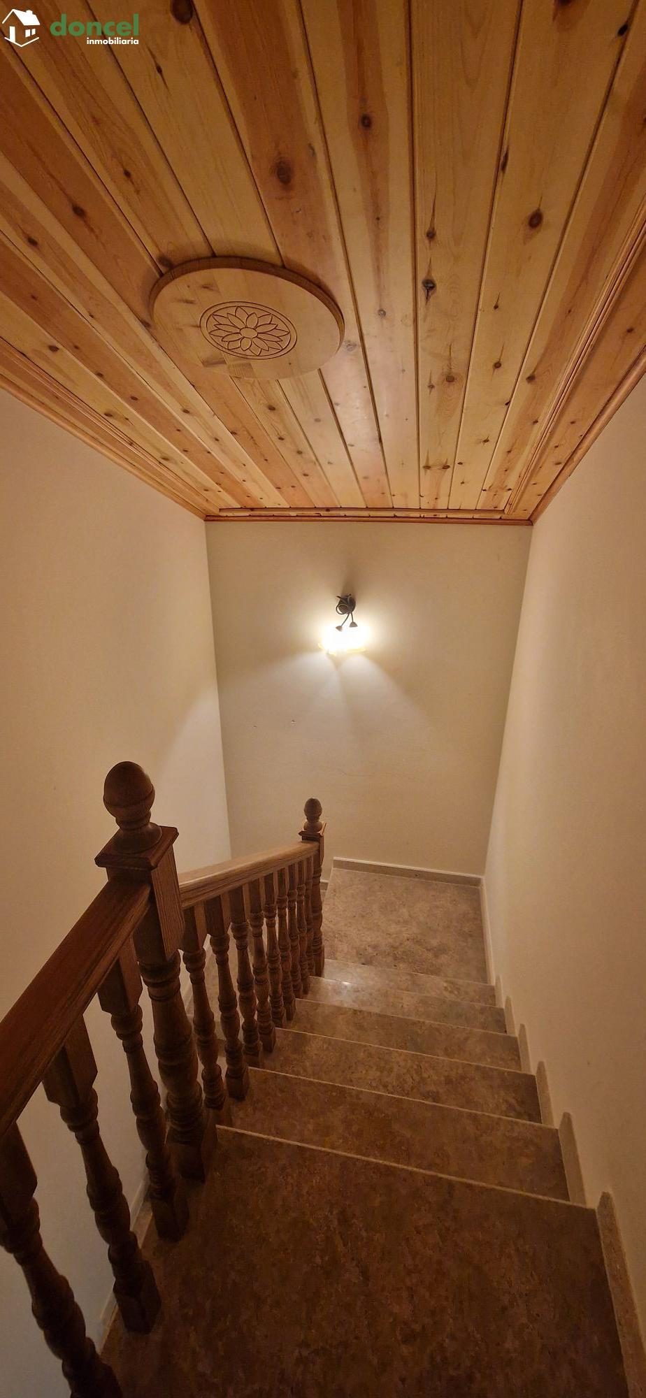Inmobiliaria Doncel, vende, CASA EN RUIDERA (Ciudad Real) distribuida en cinco dormitorios con cuatro baños, un salón y una cocina en cada planta, ubicada a escasos minutos del Paraje Natural de las L — Foto 34