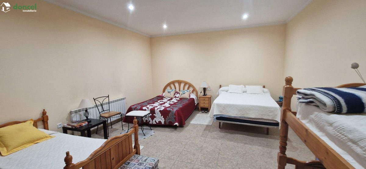 Inmobiliaria Doncel, vende, CASA EN RUIDERA (Ciudad Real) distribuida en cinco dormitorios con cuatro baños, un salón y una cocina en cada planta, ubicada a escasos minutos del Paraje Natural de las L — Foto 44