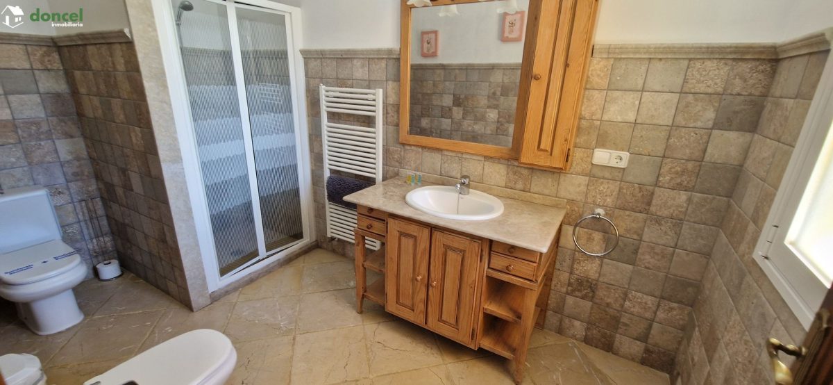 Inmobiliaria Doncel, vende, CASA EN RUIDERA (Ciudad Real) distribuida en cinco dormitorios con cuatro baños, un salón y una cocina en cada planta, ubicada a escasos minutos del Paraje Natural de las L — Foto 25