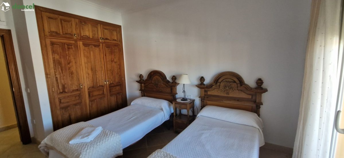 Inmobiliaria Doncel, vende, CASA EN RUIDERA (Ciudad Real) distribuida en cinco dormitorios con cuatro baños, un salón y una cocina en cada planta, ubicada a escasos minutos del Paraje Natural de las L — Foto 17