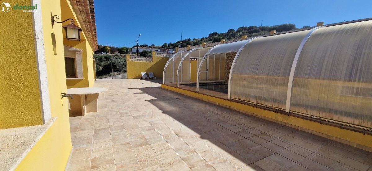 Inmobiliaria Doncel, vende, CASA EN RUIDERA (Ciudad Real) distribuida en cinco dormitorios con cuatro baños, un salón y una cocina en cada planta, ubicada a escasos minutos del Paraje Natural de las L — Foto 6