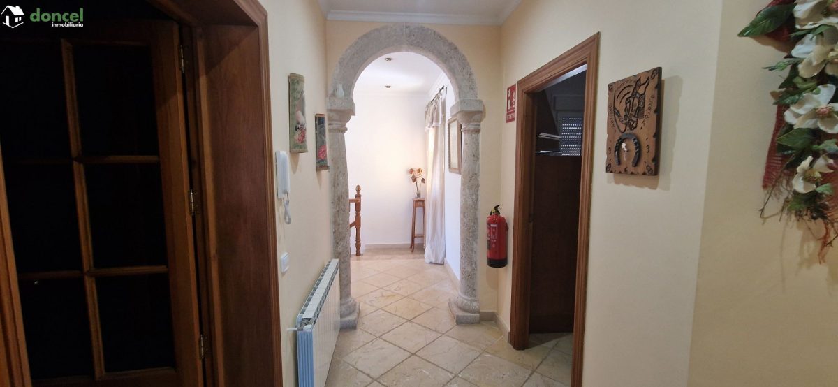 Inmobiliaria Doncel, vende, CASA EN RUIDERA (Ciudad Real) distribuida en cinco dormitorios con cuatro baños, un salón y una cocina en cada planta, ubicada a escasos minutos del Paraje Natural de las L — Foto 12