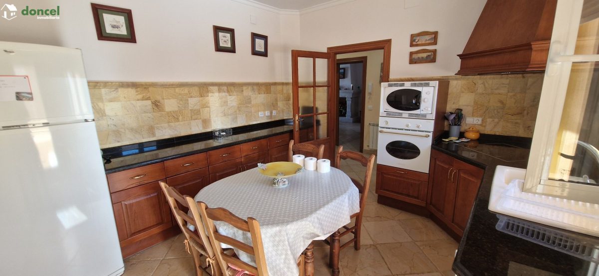 Inmobiliaria Doncel, vende, CASA EN RUIDERA (Ciudad Real) distribuida en cinco dormitorios con cuatro baños, un salón y una cocina en cada planta, ubicada a escasos minutos del Paraje Natural de las L — Foto 11