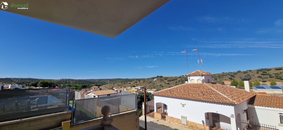 Inmobiliaria Doncel, vende, CASA EN RUIDERA (Ciudad Real) distribuida en cinco dormitorios con cuatro baños, un salón y una cocina en cada planta, ubicada a escasos minutos del Paraje Natural de las L — Foto 42