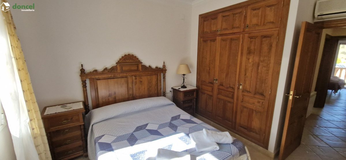Inmobiliaria Doncel, vende, CASA EN RUIDERA (Ciudad Real) distribuida en cinco dormitorios con cuatro baños, un salón y una cocina en cada planta, ubicada a escasos minutos del Paraje Natural de las L — Foto 21