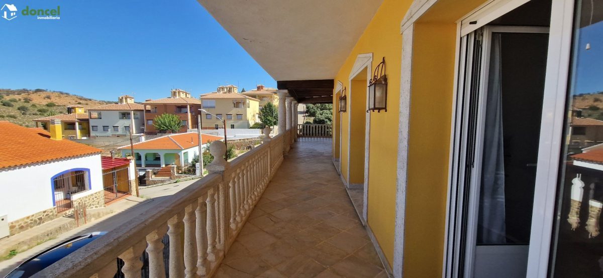 Inmobiliaria Doncel, vende, CASA EN RUIDERA (Ciudad Real) distribuida en cinco dormitorios con cuatro baños, un salón y una cocina en cada planta, ubicada a escasos minutos del Paraje Natural de las L — Foto 41