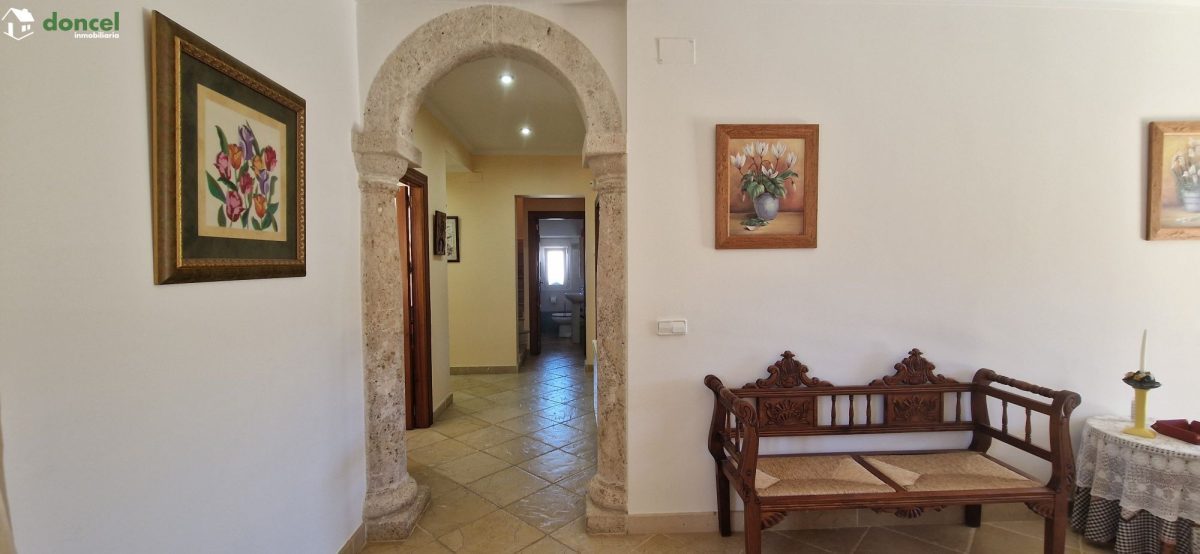 Inmobiliaria Doncel, vende, CASA EN RUIDERA (Ciudad Real) distribuida en cinco dormitorios con cuatro baños, un salón y una cocina en cada planta, ubicada a escasos minutos del Paraje Natural de las L — Foto 32
