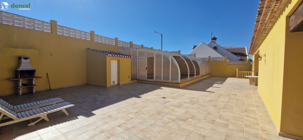 Inmobiliaria Doncel, vende, CASA EN RUIDERA (Ciudad Real) distribuida en cinco dormitorios con cuatro baños, un salón y una cocina en cada planta, ubicada a escasos minutos del Paraje Natural de las L — Foto 43