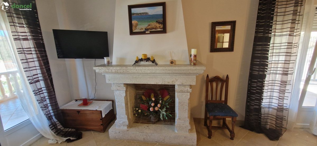 Inmobiliaria Doncel, vende, CASA EN RUIDERA (Ciudad Real) distribuida en cinco dormitorios con cuatro baños, un salón y una cocina en cada planta, ubicada a escasos minutos del Paraje Natural de las L — Foto 5