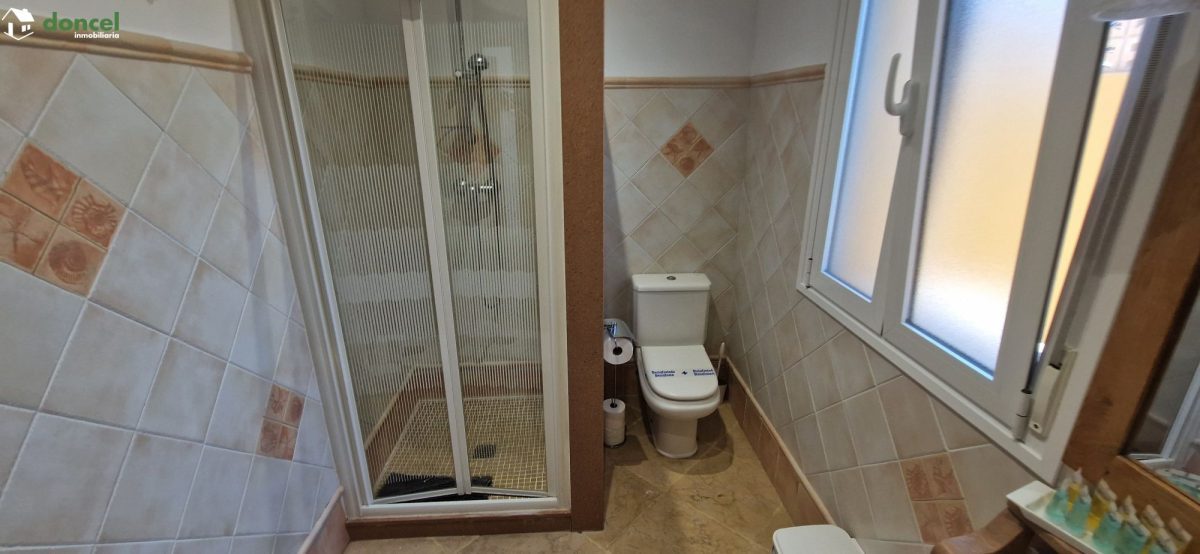 Inmobiliaria Doncel, vende, CASA EN RUIDERA (Ciudad Real) distribuida en cinco dormitorios con cuatro baños, un salón y una cocina en cada planta, ubicada a escasos minutos del Paraje Natural de las L — Foto 22
