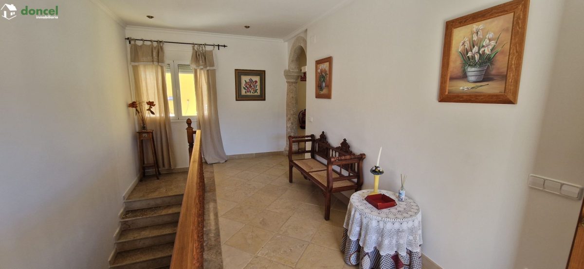 Inmobiliaria Doncel, vende, CASA EN RUIDERA (Ciudad Real) distribuida en cinco dormitorios con cuatro baños, un salón y una cocina en cada planta, ubicada a escasos minutos del Paraje Natural de las L — Foto 31