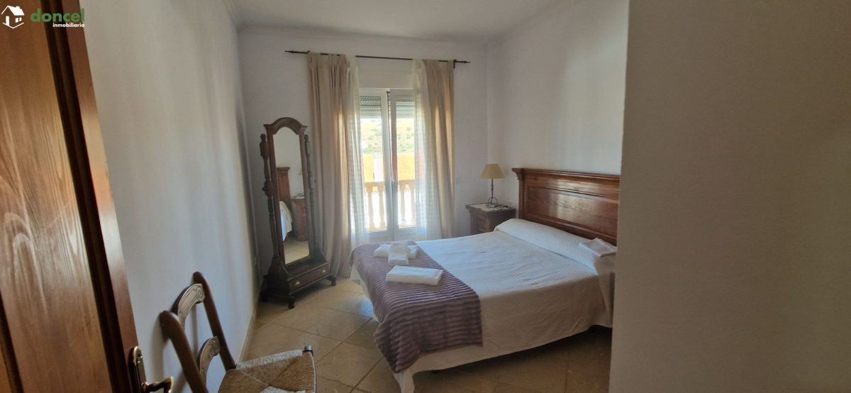 Inmobiliaria Doncel, vende, CASA EN RUIDERA (Ciudad Real) distribuida en cinco dormitorios con cuatro baños, un salón y una cocina en cada planta, ubicada a escasos minutos del Paraje Natural de las L — Foto 14