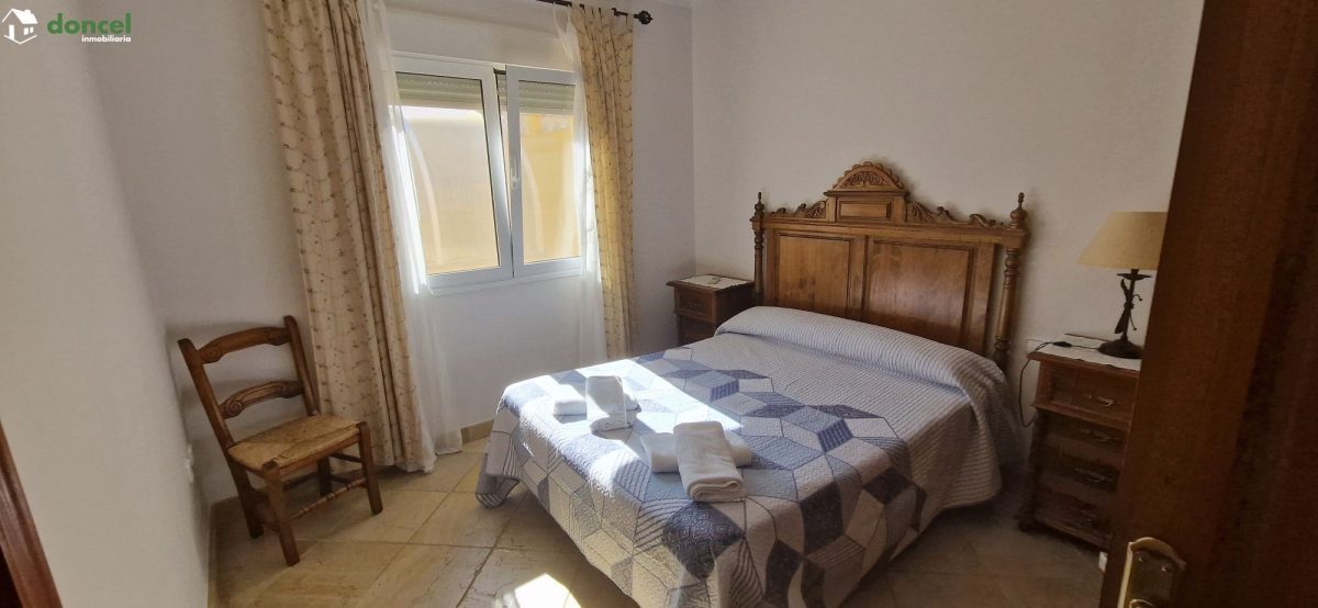 Inmobiliaria Doncel, vende, CASA EN RUIDERA (Ciudad Real) distribuida en cinco dormitorios con cuatro baños, un salón y una cocina en cada planta, ubicada a escasos minutos del Paraje Natural de las L — Foto 20