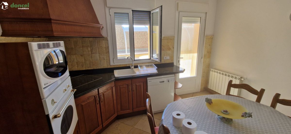 Inmobiliaria Doncel, vende, CASA EN RUIDERA (Ciudad Real) distribuida en cinco dormitorios con cuatro baños, un salón y una cocina en cada planta, ubicada a escasos minutos del Paraje Natural de las L — Foto 10