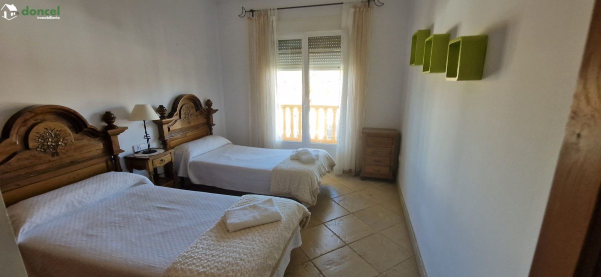 Inmobiliaria Doncel, vende, CASA EN RUIDERA (Ciudad Real) distribuida en cinco dormitorios con cuatro baños, un salón y una cocina en cada planta, ubicada a escasos minutos del Paraje Natural de las L — Foto 16