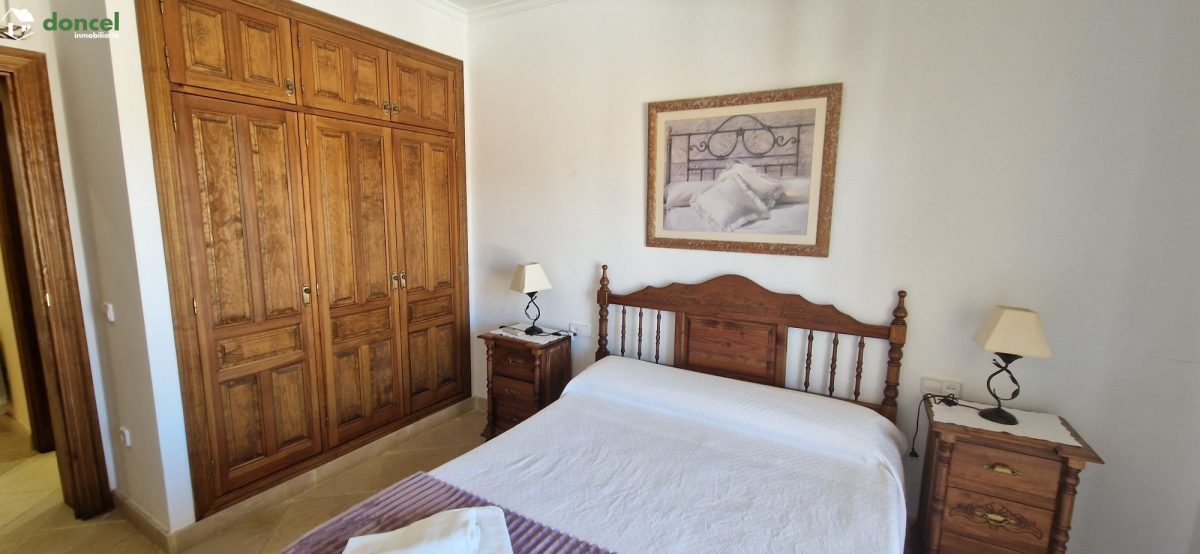 Inmobiliaria Doncel, vende, CASA EN RUIDERA (Ciudad Real) distribuida en cinco dormitorios con cuatro baños, un salón y una cocina en cada planta, ubicada a escasos minutos del Paraje Natural de las L — Foto 19