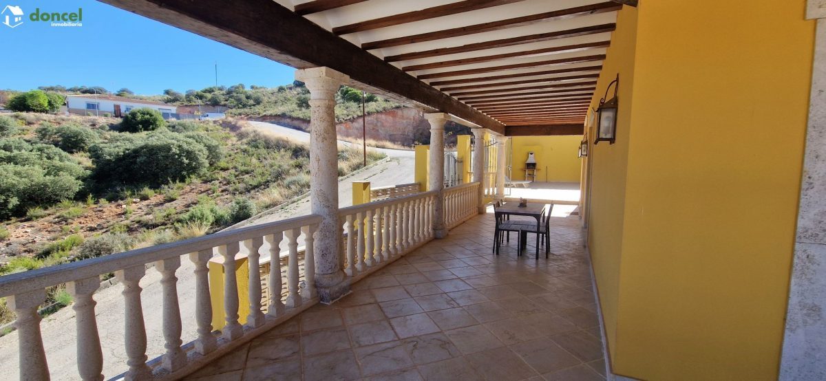 Inmobiliaria Doncel, vende, CASA EN RUIDERA (Ciudad Real) distribuida en cinco dormitorios con cuatro baños, un salón y una cocina en cada planta, ubicada a escasos minutos del Paraje Natural de las L — Foto 40