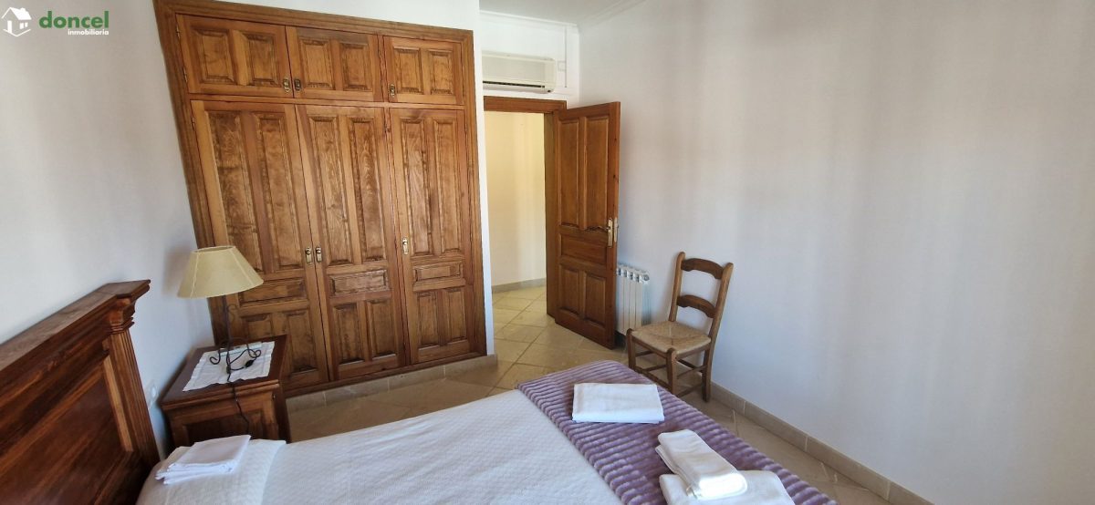 Inmobiliaria Doncel, vende, CASA EN RUIDERA (Ciudad Real) distribuida en cinco dormitorios con cuatro baños, un salón y una cocina en cada planta, ubicada a escasos minutos del Paraje Natural de las L — Foto 15