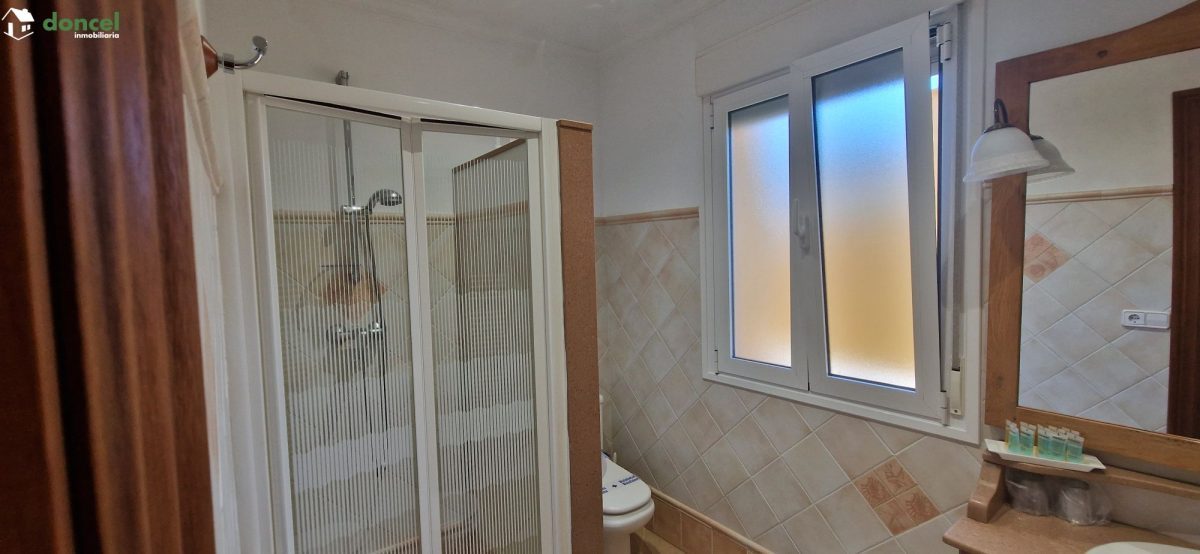 Inmobiliaria Doncel, vende, CASA EN RUIDERA (Ciudad Real) distribuida en cinco dormitorios con cuatro baños, un salón y una cocina en cada planta, ubicada a escasos minutos del Paraje Natural de las L — Foto 24