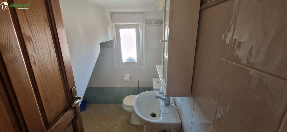 Inmobiliaria Doncel, vende, CASA EN RUIDERA (Ciudad Real) distribuida en cinco dormitorios con cuatro baños, un salón y una cocina en cada planta, ubicada a escasos minutos del Paraje Natural de las L — Foto 29
