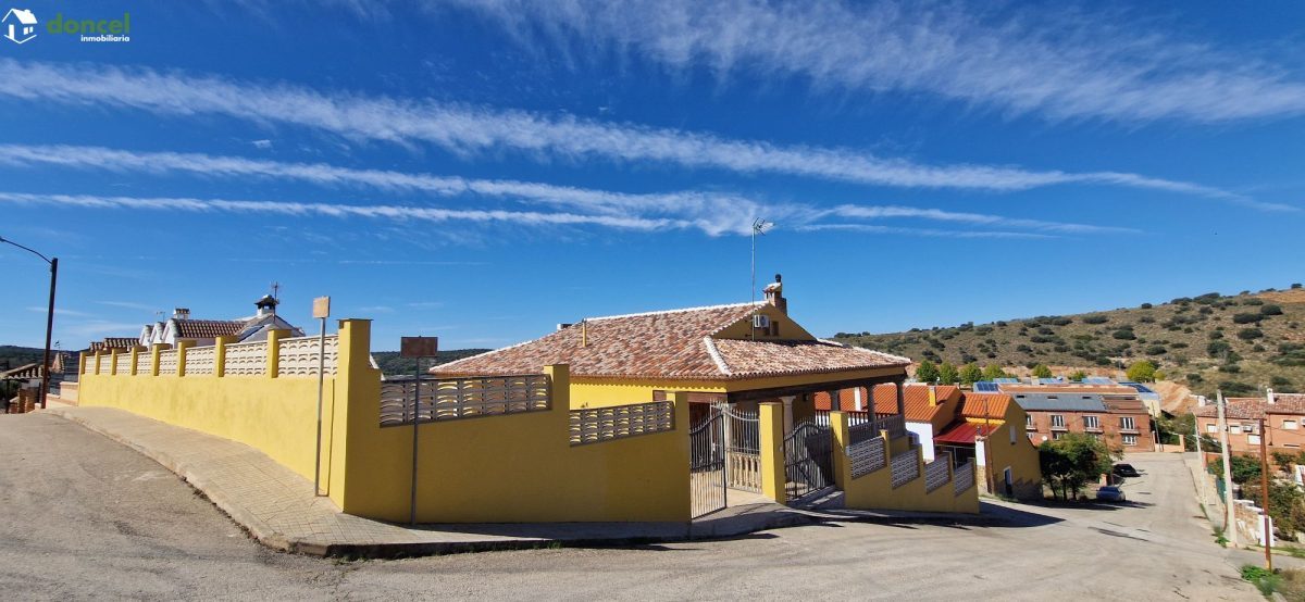 Inmobiliaria Doncel, vende, CASA EN RUIDERA (Ciudad Real) distribuida en cinco dormitorios con cuatro baños, un salón y una cocina en cada planta, ubicada a escasos minutos del Paraje Natural de las L — Foto 1