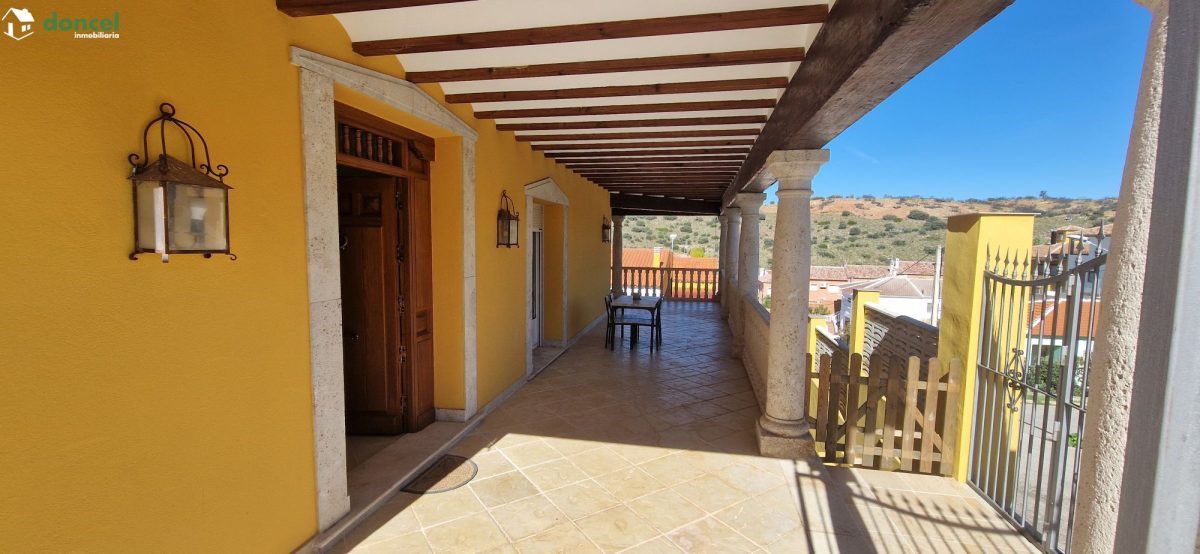 Inmobiliaria Doncel, vende, CASA EN RUIDERA (Ciudad Real) distribuida en cinco dormitorios con cuatro baños, un salón y una cocina en cada planta, ubicada a escasos minutos del Paraje Natural de las L — Foto 38
