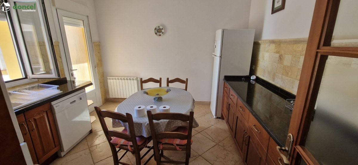 Inmobiliaria Doncel, vende, CASA EN RUIDERA (Ciudad Real) distribuida en cinco dormitorios con cuatro baños, un salón y una cocina en cada planta, ubicada a escasos minutos del Paraje Natural de las L — Foto 9