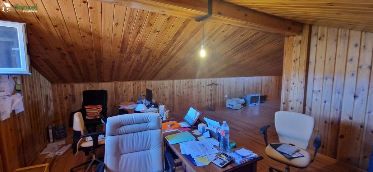 Inmobiliaria Doncel, vende, CASA EN RUIDERA (Ciudad Real) distribuida en cinco dormitorios con cuatro baños, un salón y una cocina en cada planta, ubicada a escasos minutos del Paraje Natural de las L — Foto 37