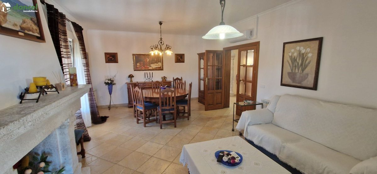 Inmobiliaria Doncel, vende, CASA EN RUIDERA (Ciudad Real) distribuida en cinco dormitorios con cuatro baños, un salón y una cocina en cada planta, ubicada a escasos minutos del Paraje Natural de las L — Foto 8