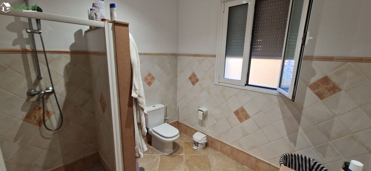 Inmobiliaria Doncel, vende, CASA EN RUIDERA (Ciudad Real) distribuida en cinco dormitorios con cuatro baños, un salón y una cocina en cada planta, ubicada a escasos minutos del Paraje Natural de las L — Foto 27