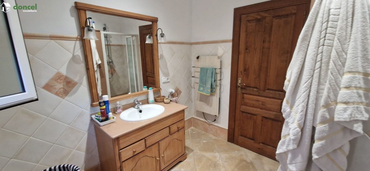 Inmobiliaria Doncel, vende, CASA EN RUIDERA (Ciudad Real) distribuida en cinco dormitorios con cuatro baños, un salón y una cocina en cada planta, ubicada a escasos minutos del Paraje Natural de las L — Foto 28
