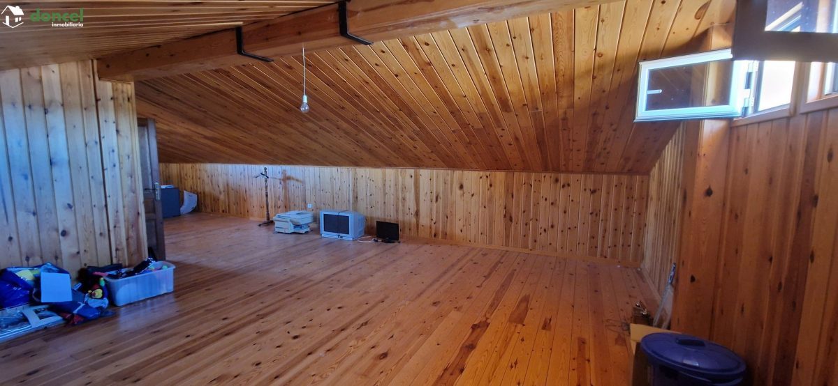 Inmobiliaria Doncel, vende, CASA EN RUIDERA (Ciudad Real) distribuida en cinco dormitorios con cuatro baños, un salón y una cocina en cada planta, ubicada a escasos minutos del Paraje Natural de las L — Foto 35