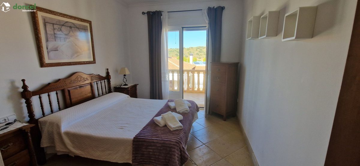 Inmobiliaria Doncel, vende, CASA EN RUIDERA (Ciudad Real) distribuida en cinco dormitorios con cuatro baños, un salón y una cocina en cada planta, ubicada a escasos minutos del Paraje Natural de las L — Foto 18