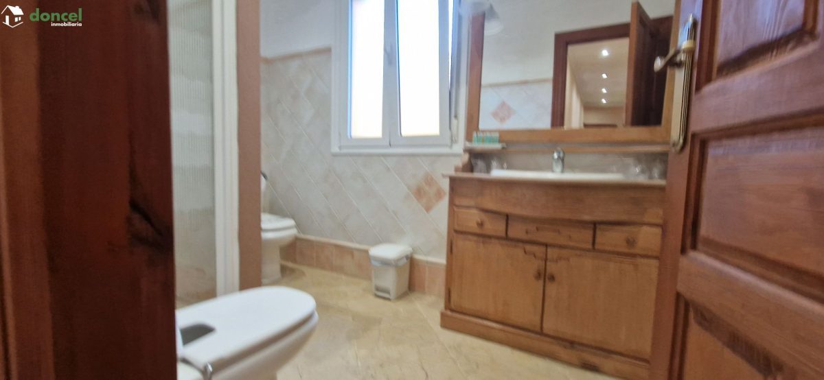 Inmobiliaria Doncel, vende, CASA EN RUIDERA (Ciudad Real) distribuida en cinco dormitorios con cuatro baños, un salón y una cocina en cada planta, ubicada a escasos minutos del Paraje Natural de las L — Foto 23
