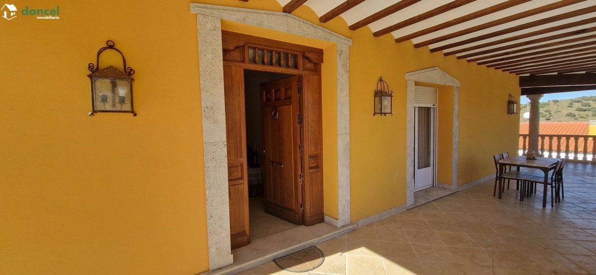 Inmobiliaria Doncel, vende, CASA EN RUIDERA (Ciudad Real) distribuida en cinco dormitorios con cuatro baños, un salón y una cocina en cada planta, ubicada a escasos minutos del Paraje Natural de las L — Foto 30