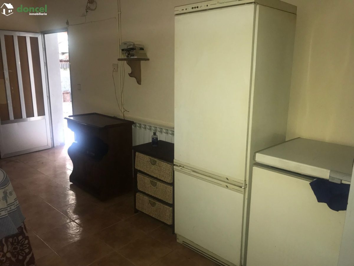 Inmobiliaria Doncel, vende CASA EN RETUERTA DEL BULLAQUE/C. Real, distribuida en dos salones ( uno de ellos con chimenea), cuatro dormitorios (uno de ellos en planta baja), dos baños, cocina amueblada — Foto 6