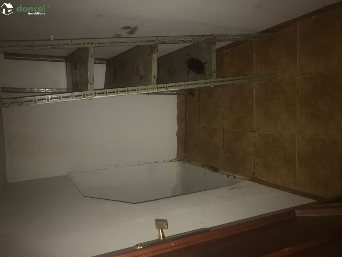 Inmobiliaria Doncel, vende CASA EN RETUERTA DEL BULLAQUE/C. Real, distribuida en dos salones ( uno de ellos con chimenea), cuatro dormitorios (uno de ellos en planta baja), dos baños, cocina amueblada — Foto 5