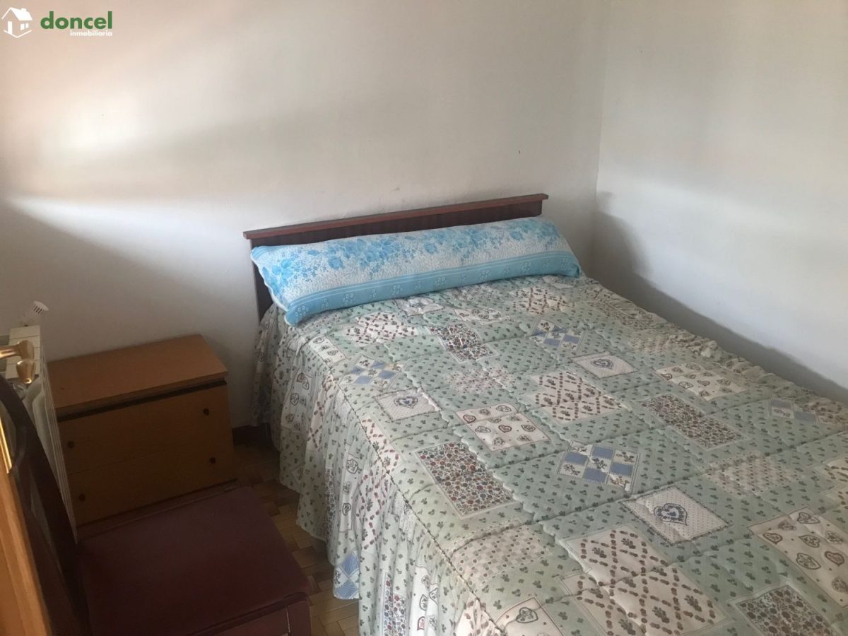 Inmobiliaria Doncel, vende CASA EN RETUERTA DEL BULLAQUE/C. Real, distribuida en dos salones ( uno de ellos con chimenea), cuatro dormitorios (uno de ellos en planta baja), dos baños, cocina amueblada — Foto 11