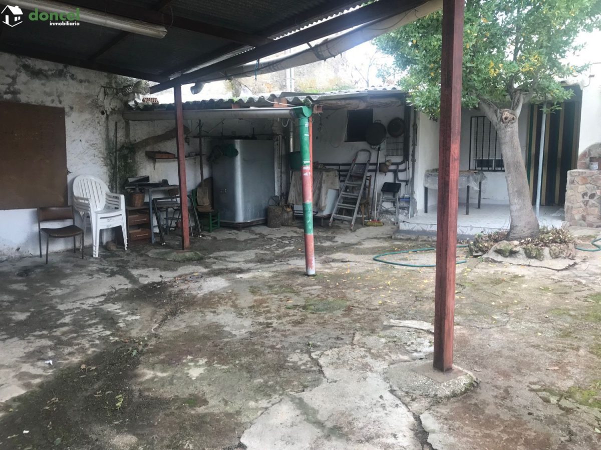 Inmobiliaria Doncel, vende CASA EN RETUERTA DEL BULLAQUE/C. Real, distribuida en dos salones ( uno de ellos con chimenea), cuatro dormitorios (uno de ellos en planta baja), dos baños, cocina amueblada — Foto 17