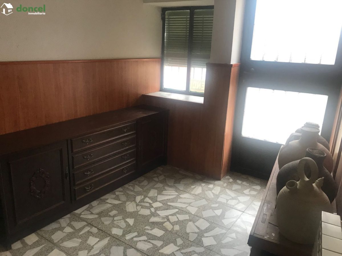 Inmobiliaria Doncel, vende CASA EN RETUERTA DEL BULLAQUE/C. Real, distribuida en dos salones ( uno de ellos con chimenea), cuatro dormitorios (uno de ellos en planta baja), dos baños, cocina amueblada — Foto 1