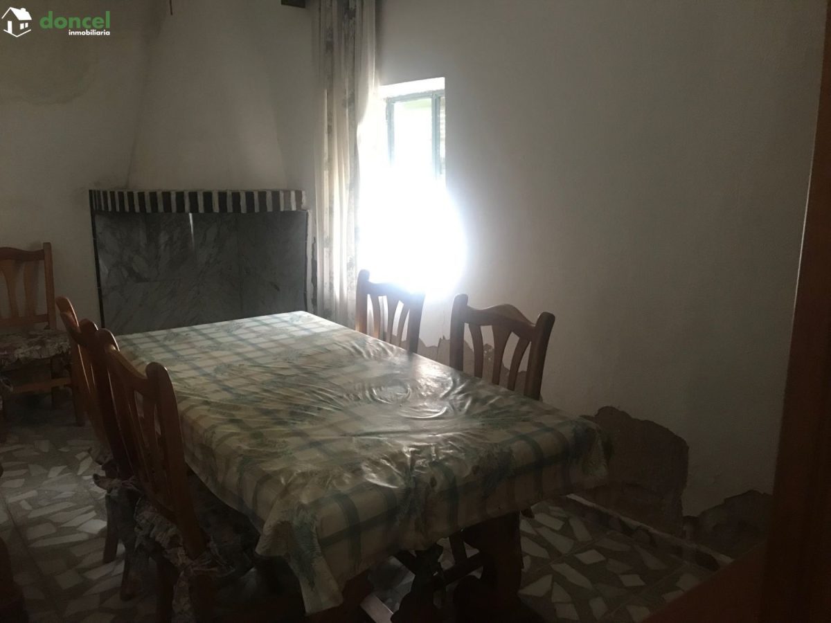 Inmobiliaria Doncel, vende CASA EN RETUERTA DEL BULLAQUE/C. Real, distribuida en dos salones ( uno de ellos con chimenea), cuatro dormitorios (uno de ellos en planta baja), dos baños, cocina amueblada — Foto 2