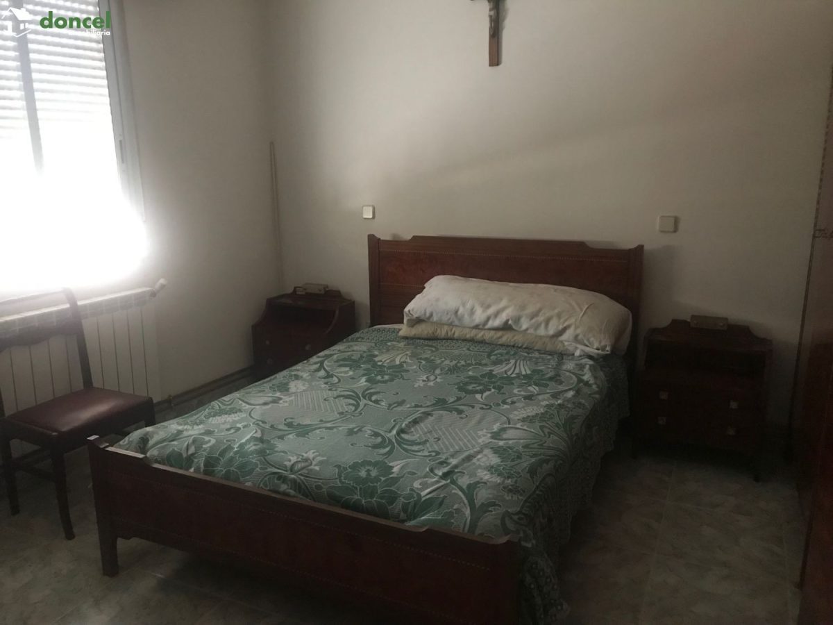 Inmobiliaria Doncel, vende CASA EN RETUERTA DEL BULLAQUE/C. Real, distribuida en dos salones ( uno de ellos con chimenea), cuatro dormitorios (uno de ellos en planta baja), dos baños, cocina amueblada — Foto 8